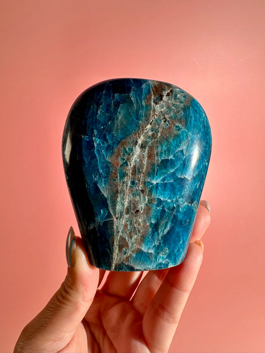Blue Apatite Standing Freeform – Option C | Intuition, Focus & Ocean-Inspired Energy