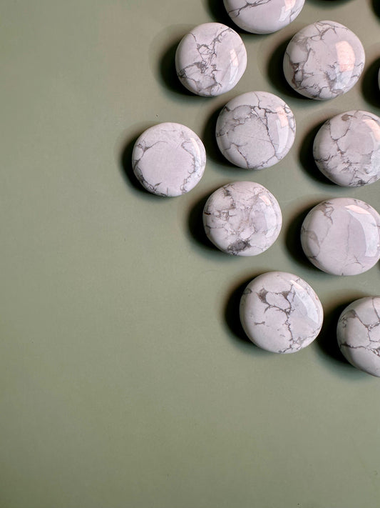 Howlite Mini Flat Palm