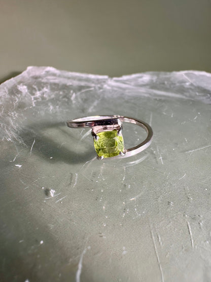 925 Sterling Silver Solitaire Cushion Faceted Peridot 4-Prong Bypass Band Ring