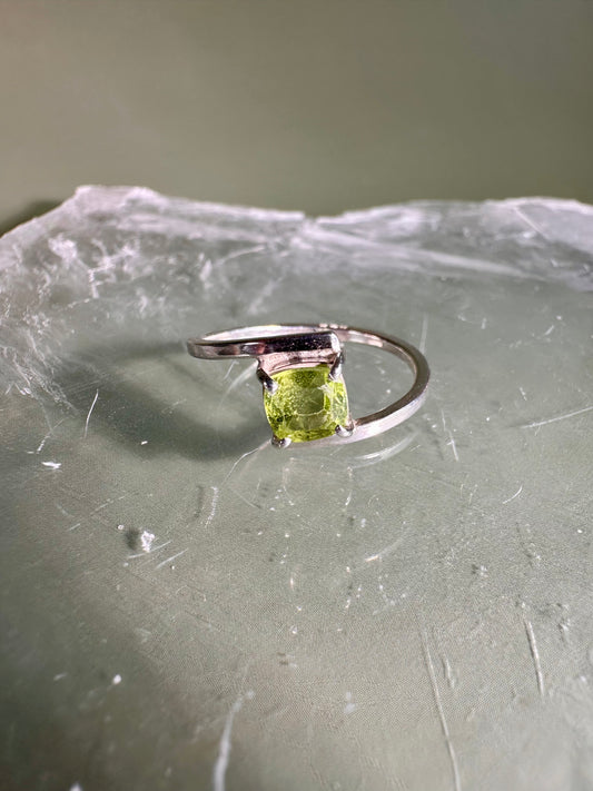 925 Sterling Silver Solitaire Cushion Faceted Peridot 4-Prong Bypass Band Ring