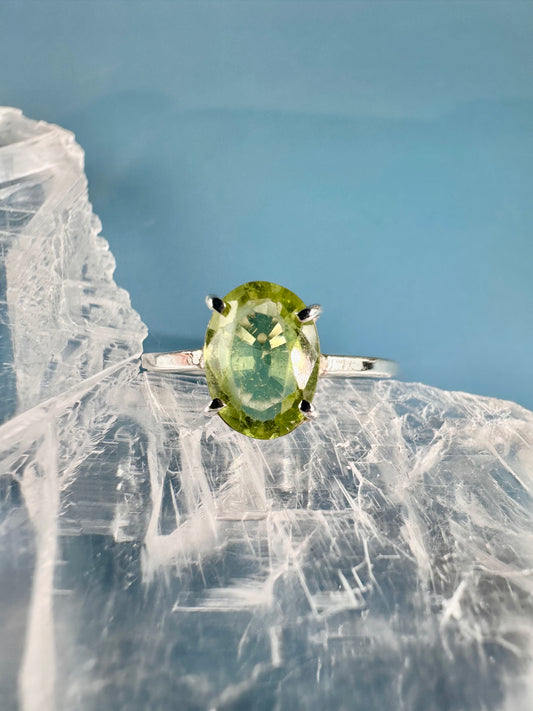 925 Sterling Silver Solitaire Oval Faceted 4-Prong Peridot Ring