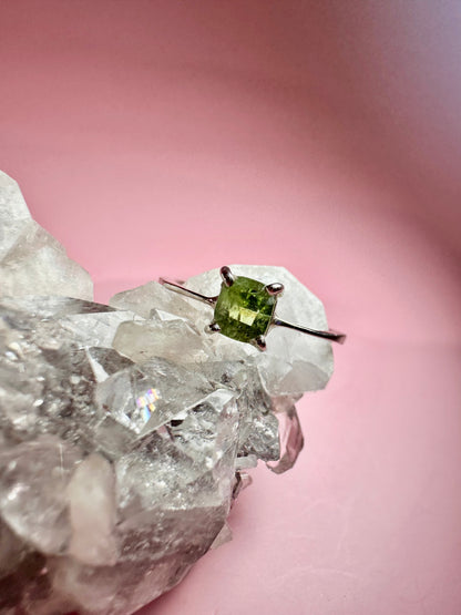 925 Sterling Silver Solitaire Cushion Faceted Peridot 4-Prong Tapered Band Ring