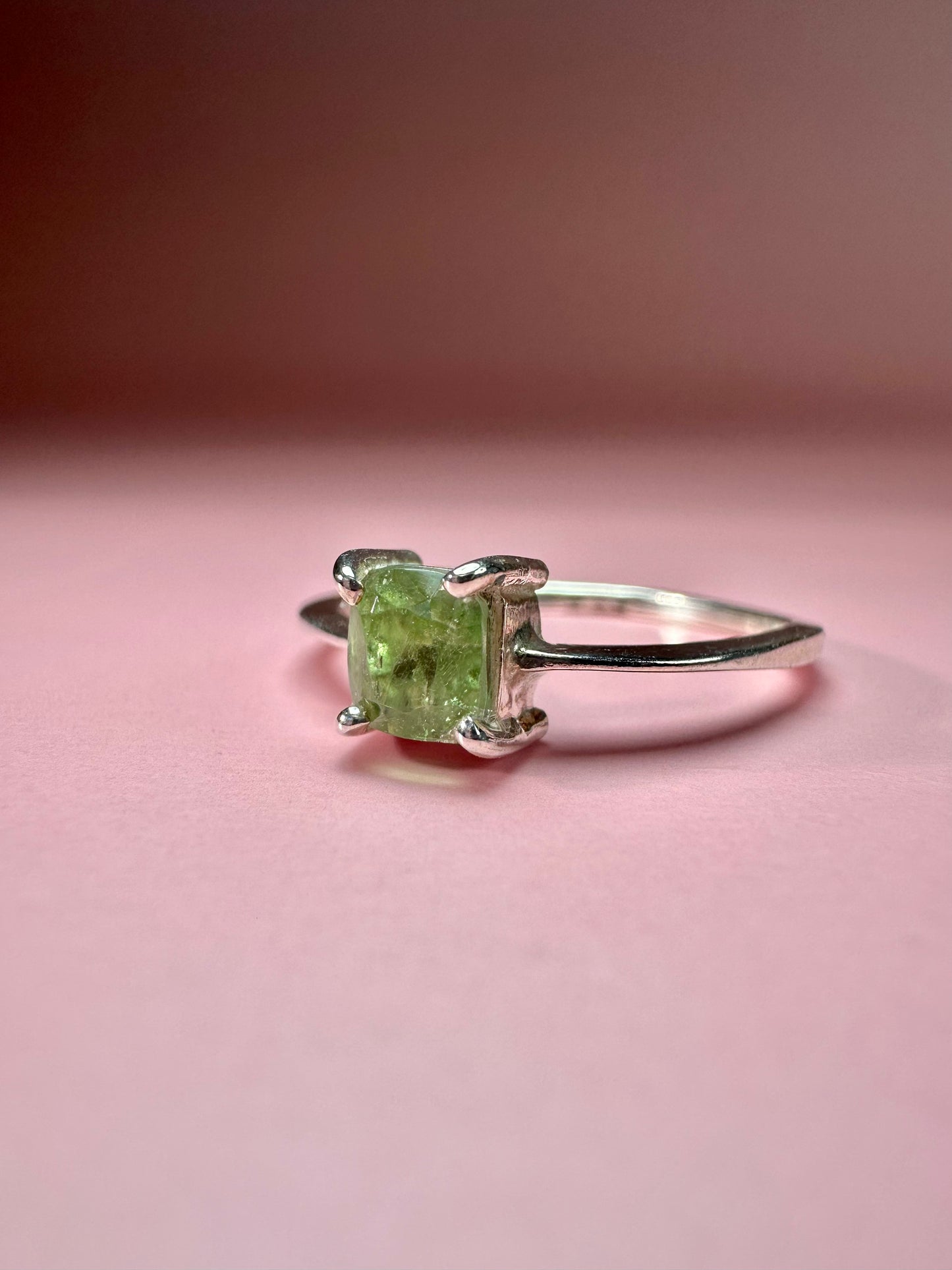 925 Sterling Silver Solitaire Cushion Faceted Peridot 4-Prong Tapered Band Ring