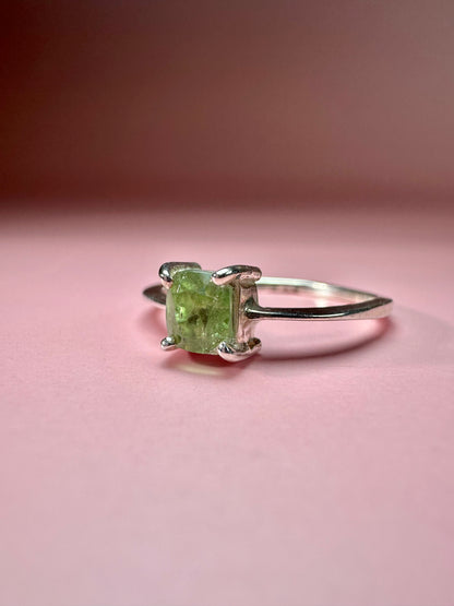 925 Sterling Silver Solitaire Cushion Faceted Peridot 4-Prong Tapered Band Ring