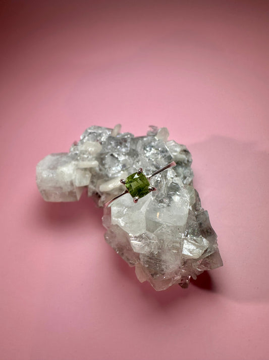 925 Sterling Silver Solitaire Cushion Faceted Peridot 4-Prong Tapered Band Ring