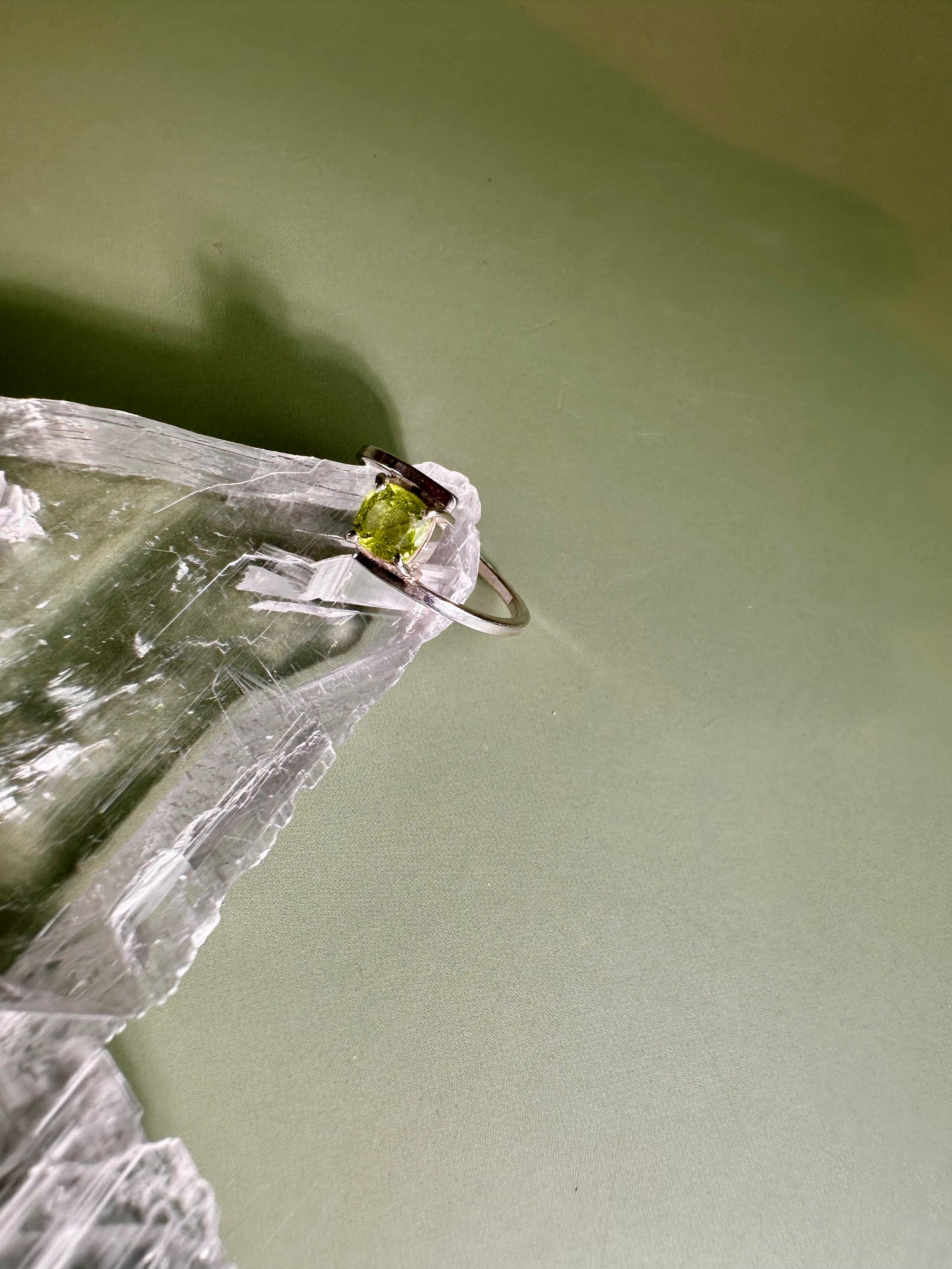 925 Sterling Silver Solitaire Cushion Faceted Peridot 4-Prong Bypass Band Ring