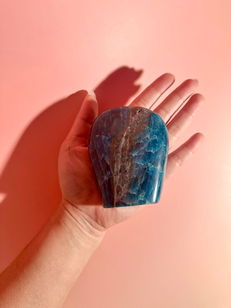 Blue Apatite Standing Freeform – Option C | Intuition, Focus & Ocean-Inspired Energy