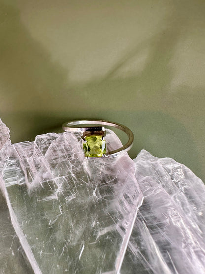 925 Sterling Silver Solitaire Cushion Faceted Peridot 4-Prong Bypass Band Ring