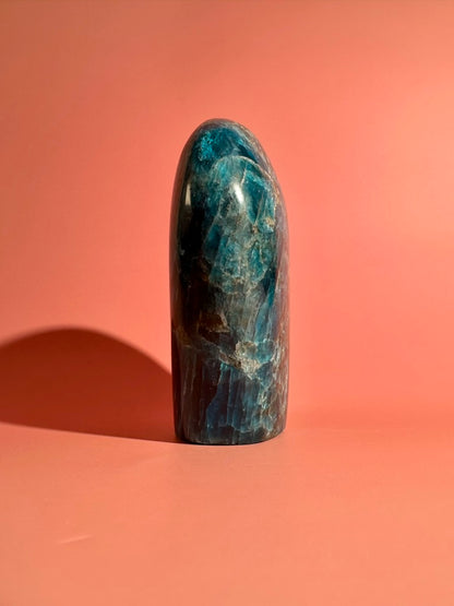 Blue Apatite Standing Freeform – Option C | Intuition, Focus & Ocean-Inspired Energy
