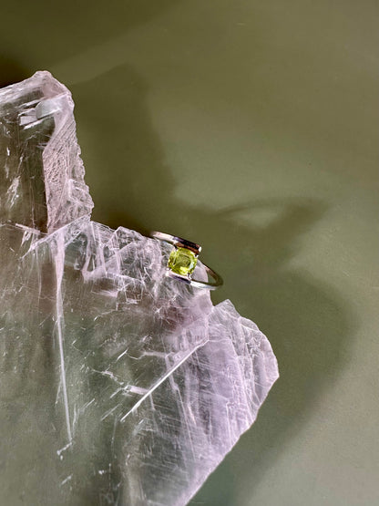 925 Sterling Silver Solitaire Cushion Faceted Peridot 4-Prong Bypass Band Ring