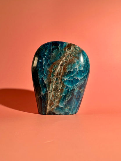 Blue Apatite Standing Freeform – Option C | Intuition, Focus & Ocean-Inspired Energy
