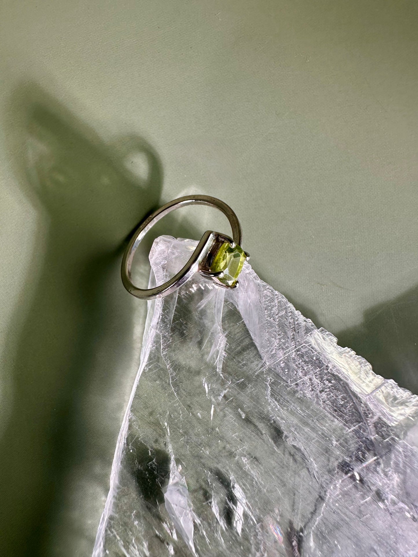 925 Sterling Silver Solitaire Cushion Faceted Peridot 4-Prong Bypass Band Ring