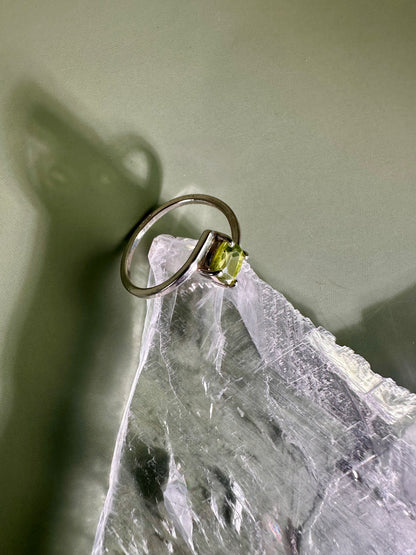 925 Sterling Silver Solitaire Cushion Faceted Peridot 4-Prong Bypass Band Ring