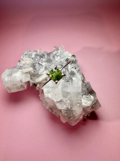 925 Sterling Silver Solitaire Cushion Faceted Peridot 4-Prong Tapered Band Ring