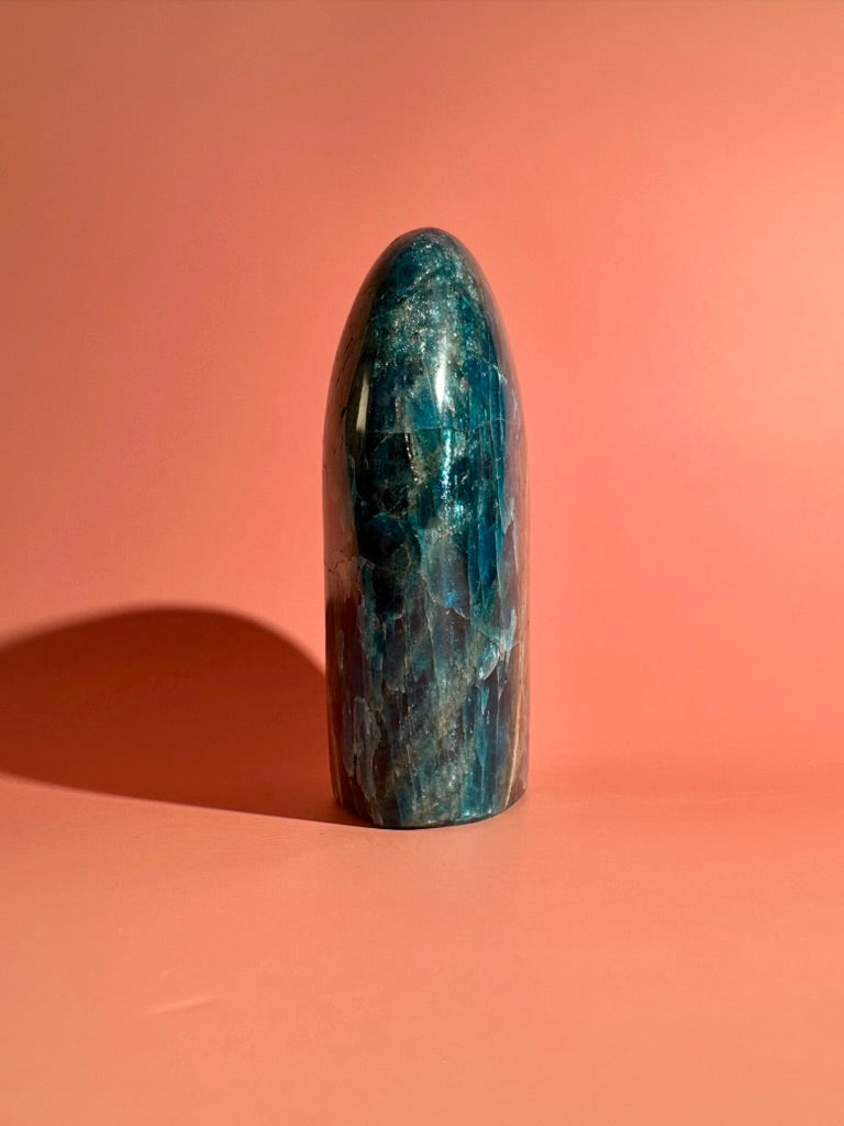 Blue Apatite Standing Freeform – Option C | Intuition, Focus & Ocean-Inspired Energy