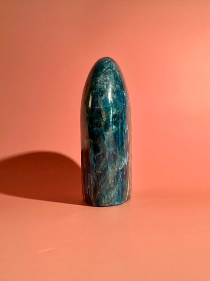 Blue Apatite Standing Freeform – Option C | Intuition, Focus & Ocean-Inspired Energy