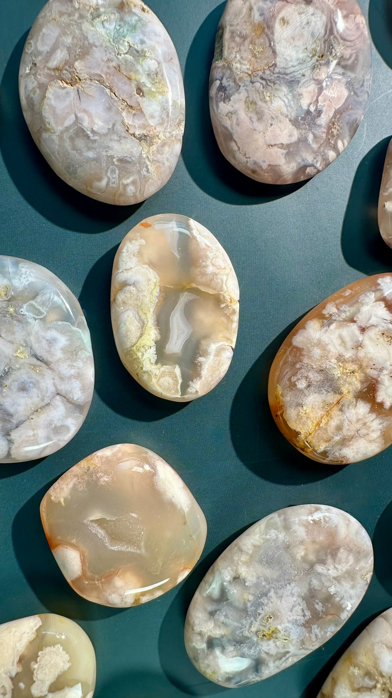 Flower Agate Irregular Flat Palm Stone
