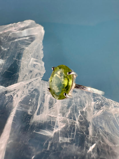 925 Sterling Silver Solitaire Oval Faceted 4-Prong Peridot Ring