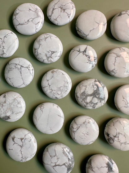 Howlite Mini Flat Palm