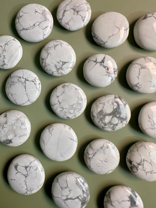 Howlite Mini Flat Palm