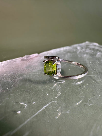 925 Sterling Silver Solitaire Cushion Faceted Peridot 4-Prong Bypass Band Ring