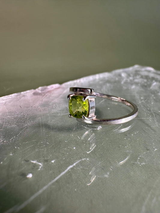 925 Sterling Silver Solitaire Cushion Faceted Peridot 4-Prong Bypass Band Ring
